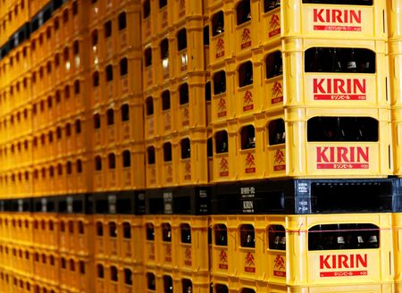 　９月２５日、キリンホールディングス傘下のキリンビールは伸長が見込まれる東南アジア市場での基盤強化に向け、マレーシアに新会社を設立し、１０月１日から事業を開始すると発表した。写真はキリンのロゴが入ったビールケース。２０１９年６月、横浜市内で撮影（２０２５年　ロイター/Issei Kato）