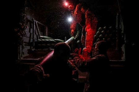 　１０月２１日、米防衛大手ロッキード・マーチンとＲＴＸは、中東の紛争とロシア・ウクライナ戦争の長期化による兵器需要の急増が業績に寄与する中、２０２５年通年の利益見通しを引き上げた。写真はドネツク地域でロケットシステムを準備するウクライナ軍の兵士。２月２３日撮影（２０２５年　ロイター/Oleg Petrasiuk/Press Service of the 24th King Danylo Separate Mechanized Brigade of the Ukrainian Armed Forces）