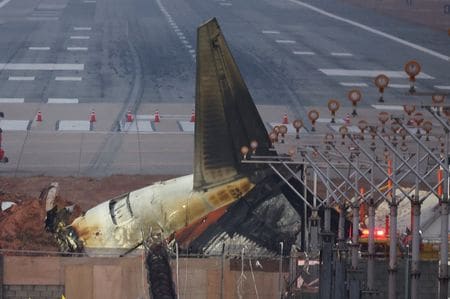 　韓国国土交通省は１１日、乗客乗員１７９人が死亡したチェジュ航空のボーイング７３７─８００型機事故を巡り、２つのブラックボックスの記録が事故の約４分前から停止していたと明らかにした。写真は務安で昨年１２月撮影（２０２５年　ロイター／Kim Hong-Ji）