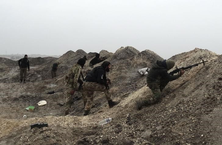 １１月５日、化学兵器禁止機関（ＯＰＣＷ）がまとめた機密報告書によると、過激派組織「イスラム国」とシリアの反体制派との戦闘で化学兵器のマスタードガスが使用されていたことが分かった。写真は反体制派の兵士。アレッポで１月撮影（２０１５年　ロイター/Abdalghne Karoof）