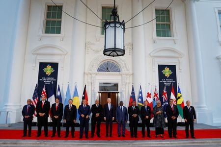 　９月１９日、米政府は、バイデン大統領が太平洋島しょ国で構成する「太平洋諸島フォーラム（ＰＩＦ）」の首脳をホワイトハウスに招き、来週２５─２６日に第２回首脳会議を開催すると発表した。米国・太平洋島しょ国サミット、ワシントンで昨年撮影（２０２３年　ロイター／Jonathan Ernst）