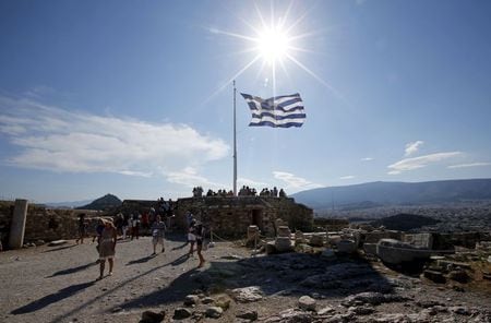　６月３日、英フィナンシャル・タイムズ紙は、ギリシャの銀行が金融破綻に備え、預金者に負担を求める緊急対応策を検討していると報じた。写真は２日、アテネのアクロポリスの丘にたなびくギリシャ国旗（２０１５年　ロイター/Jean-Paul Pelissier）