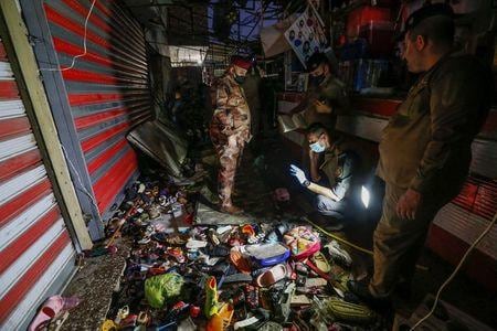 イラクの首都バグダッドのイスラム教シーア派地区サドルシティーにある市場で７月１９日、自爆攻撃があり、少なくとも３５人が死亡、６０人以上が負傷した。治安当局者や病院関係者が明らかにした。イラクでは２０日から「イードアルアドハー（犠牲祭）」と呼ばれるイスラム教の祝祭期間に入るため、市場は多くの人で混み合っていた。バグダッドで撮影（２０２１年　ロイター/Wissam Al-Okaili）