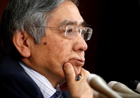 　１２月７日、日銀の黒田東彦総裁（写真）は都内で講演し、昨年９月から続けている短期金利をマイナス０．１％、長期金利をゼロ％程度とする「長短金利操作（イールドカーブ・コントロール、ＹＣＣ）」の運営方針について説明。「写真は都内で４月撮影（２０１７年　ロイター／Kim Kyung-Hoon）