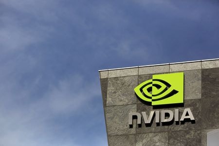 　５月３１日、エヌビディアの株価がここ数日急上昇したが、株価収益率（ＰＥＲ）は低下している。写真は同社のロゴ。２０１５年２月、カリフォルニア州サンタクララで撮影（２０２３年　ロイター/Robert Galbraith）