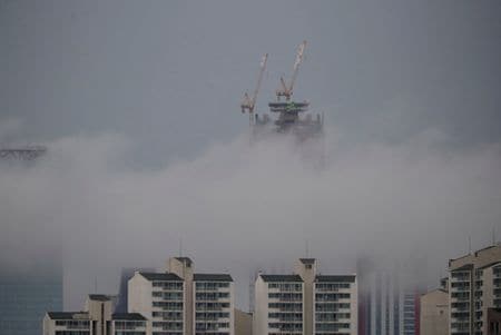 １１月１６日、韓国の１０月の住宅価格は少なくとも１９年ぶりの大幅な下落を記録した。写真は２０１９年７月、ソウルのマンション建設現場で撮影（２０２２年　ロイター/Kim Hong-Ji）