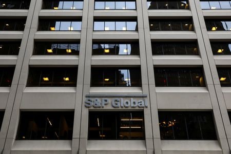 米格付け会社Ｓ＆Ｐグローバル・レーティングのソブリン担当アナリストは２７日、足元の銀行不安で欧州をはじめ世界的に信用状況が引き締まっていると指摘した。写真は米ニューヨークの金融街にあるオフィスに掲げられたS&Pグローバルのロゴで2018年12月撮影（２０２３年　ロイター／Brendan McDermid）
