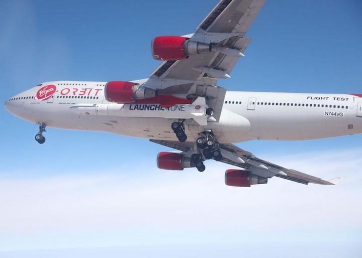 空中発射ロケット「ランチャーワン」を取り付けた母機コズミック・ガール photo:Virgin Orbit