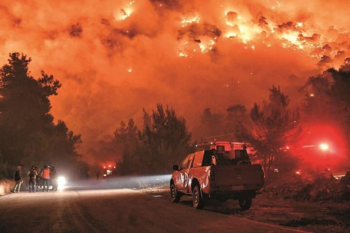 気候変動に伴う災害は増える一方（ギリシャの山火事、5月）　VASSILIS PSOMASｰREUTERS