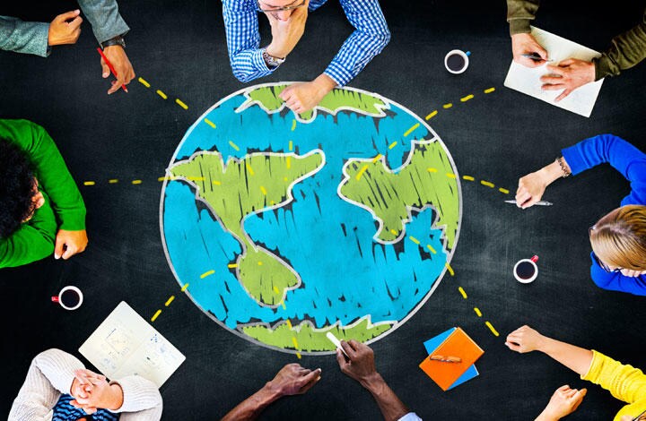 我を通すばかりのネイティブは海外の同僚たちに距離を置かれてしまいがち　Rawpixel Ltd-iStock.