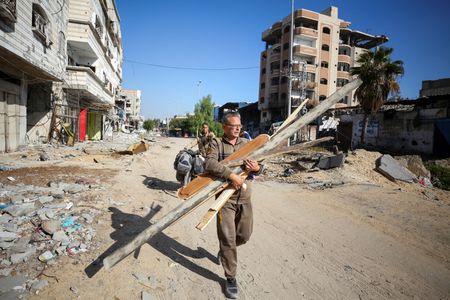 　イスラエル軍は１２月４日、パレスチナ自治区ガザ南部ハンユニスの北部を戦車で攻撃した。医療関係者によると、このほかにも空爆などによりガザ全体で少なくとも４７人が死亡した。写真はガザの避難民。同日、ガザ北部ジャバリアで撮影（２０２４年　ロイター/Dawoud Abu Alkas）