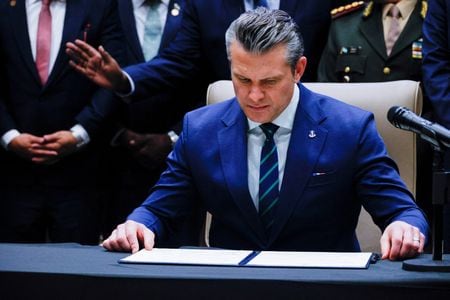 3月5日、米フロリダ州ドーラルで会議に出席するヘグセス米国防長官。REUTERS/Maria Alejandra Cardona