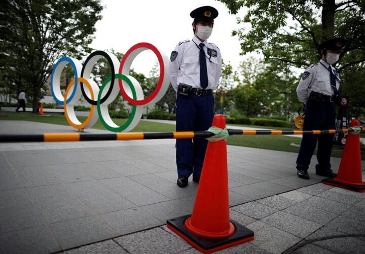 東京五輪のロゴマークを警護する警察官　Issei Kato-REUTERS