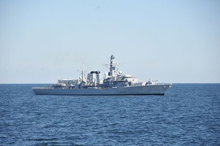 ７月７日、英海軍は地対空ミサイルや巡航ミサイル用エンジンを含むイラン製武器を、今年初めに同国南部の国際海域で密輸業者から押収したと発表した。写真は２０１４年６月、バルト海を航行する英海軍の艦船モントローズ。米海軍提供（２０２２年　ロイター/U.S. Navy）