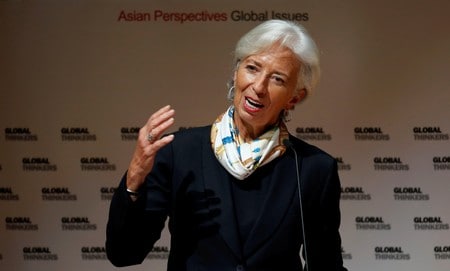 　４月１１日、国際通貨基金（ＩＭＦ）のラガルド専務理事は、ＩＭＦとして世界の成長見通しを引き続き楽観視しているものの、財政刺激策の縮小や金利上昇による暗雲も迫っていると警告した。写真は香港大学でスピーチを行う同専務理事（２０１８年　ロイター／Bobby Yip）
