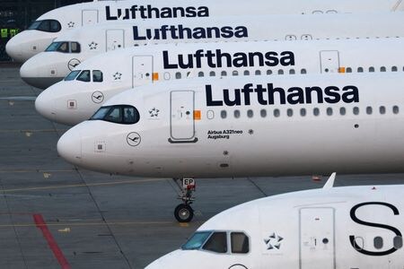 　ドイツのルフトハンザ航空は４月１０日、中東情勢の緊迫化を理由にイランの首都テヘランを離発着する同社便の運航を６日から１１日まで停止すると発表した。３月７日、フランクフルトで撮影（２０２４年　ロイター/Kai Pfaffenbach）
