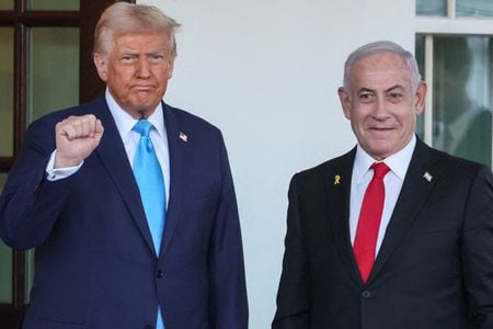 米国とイスラエルは来週、ホワイトハウスでイランの核開発計画に関する戦略協議を行う見通し。写真はトランプ米大統領とイスラエルのネタニヤフ首相。ホワイトハウスで２月撮影。（２０２５年　ロイター//Leah Millis）