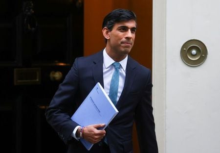 英国のスナク財務相は、２０２１年度予算案を３月３日に発表する。新型コロナウイルス対策で財政赤字が第２次大戦以来の高水準に膨らむ中でも、環境に配慮した計画を打ち出す見通しだ。写真はロンドンの首相官邸を出る同相。２０２０年１１月２５日撮影。（２０２１年　ロイター／Simon Dawson）