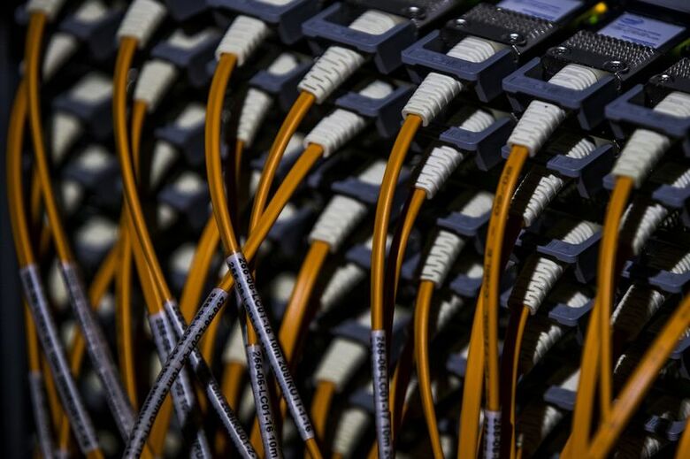 写真はスーパーコンピュータの配線イメージ。2013年8月、ベルリンで撮影。 REUTERS/Thomas Peter