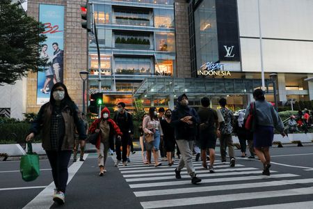 　１２月２日、インドネシア統計局が発表した１１月の消費者物価指数（ＣＰＩ）上昇率は前年比１．５５％に鈍化し、２０２１年７月以来の低水準になった。写真は２０２２年１１月、ジャカルタのショッピングモール付近で撮影（２０２４年　ロイター/Willy Kurniawan）