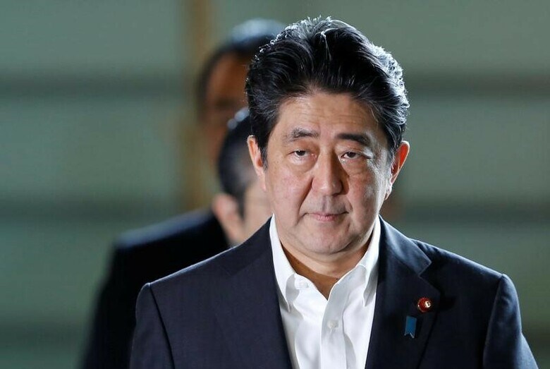 ８月４日、安倍晋三首相は民放テレビ番組に出演し、内閣改造後も支持率が低迷した場合でも解散総選挙は現時点で全く考えておらず、まず改造内閣で結果を出してからとの考えを示した。７月撮影（２０１７年　ロイター/Toru Hanai）