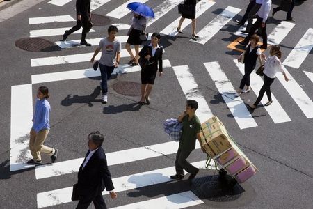 　１１月２７日、政府は経済財政諮問会議を開催し、２０１６年度予算編成の基本方針を示した。まずは「一億総活躍社会」の実現や環太平洋連携協定対応、地方創生に直結するための取り組みに今年度補正予算と合わせて適切に対応するとした。都内で６月撮影（２０１５年　ロイター/Thomas Peter）