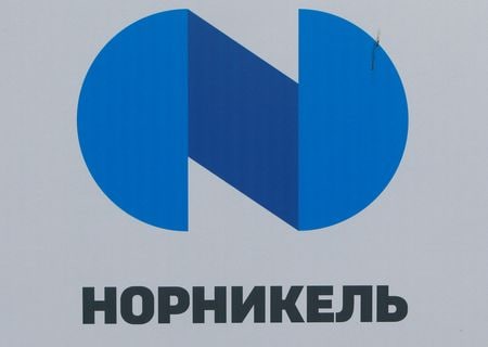 ロシアの金属大手ノリリスク・ニッケル（ノルニッケル）のドゥボビツキー戦略担当上級副社長は１５日、物流面での課題について認めながらも、長期見通しは変更せず、事業計画を引き続き実行していく考えを示した。写真は同社ロゴ、２０１７年6月（２０２２年　ロイター／Sergei Karpukhin）