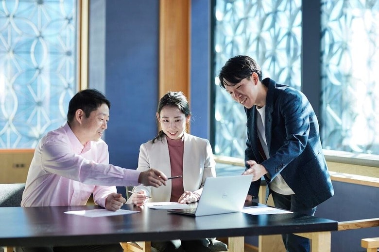 フラットな組織文化とは「誰もが、対等な立場で、侃々諤々(かんかんがくがく)と議論ができる文化」