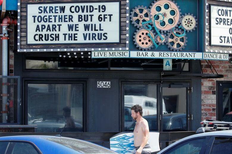 米リッチモンド地区連銀のバーキン総裁は6日、米企業が安全に事業を運営するために必要な公衆衛生上の手続きについて、連邦政府と州政府が一貫性を持ち、意見を一致させることが、米経済を軌道に戻す上で最善の方法だという見方を示した。カリフォルニア州オーシャンビーチで撮影（2020年　ロイター/MIKE BLAKE）