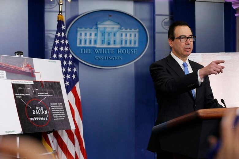 ２月２３日、トランプ米政権は北朝鮮の核・ミサイル開発への圧力を強めるため、同国に対する大規模な制裁措置を発表した。写真は制裁について発表するムニューチン財務長官（２０１８年　ロイター/Jonathan Ernst）