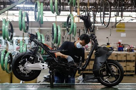 　２月６日、インドネシアが発表した２０２２年第４・四半期の国内総生産（ＧＤＰ）は前年同期比５．０１％増加し、市場予想の４．８４％増を上回った。写真はインドネシアのボゴールの工場で昨年８月撮影（２０２３年　ロイター／Ajeng Dinar Ulfiana）