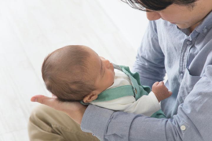 日本の父親の育休取得状況は、欧州の先進国と比較すると相当に遅れている　Milatas/iStock.