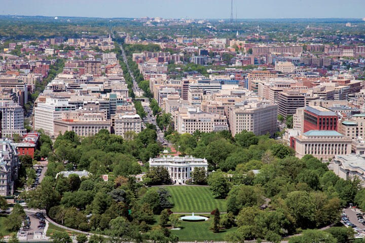 ホワイトハウスの北側に大使館とシンクタンクが立ち並ぶ一角が　CAROL M. HIGHSMITH-BUYENLARGE/GETTY IMAGES