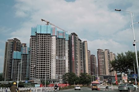 　中国人民銀行（中央銀行）が１４日発表した２０２４年末時点の不動産向け融資残高は前年比０．２％減の５２兆８０００億元（７兆２７００億ドル）だった。写真は中国広東省恵州市で建設中の住宅。昨年１０月撮影（２０２５年　ロイター/Nicoco Chan）