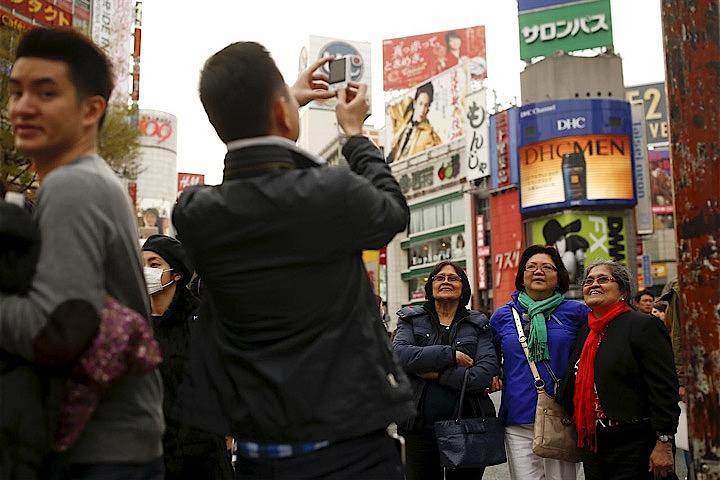 中国の法令変更が、日本の消費に影を落とし始めている。今年１月施行の中国電子商取引法（新ＥＣ法）では、海外で購入した商品を転売する者が同法の規制対象となり、転売目的の商品購入にブレーキがかかっている。写真は都内で２０１６年３月撮影（２０１９年　ロイター／Thomas Peter）