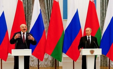 ベラルーシのルカシェンコ大統領は、巧みな政治手腕を駆使してロシア政府から支援を引き出し、２７年間にわたって権力を維持してきた。しかしロシア側にはほとんど見返りがないように見える。写真はルカシェンコ氏（左）とプーチン氏。モスクワで９月撮影（２０２１年　ロイター／Shamil Zhumatov）