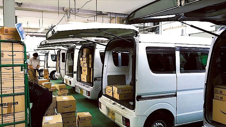 消費者がアマゾンで注文した商品の当日・翌日配達を担うデリバリープロバイダの拠点には、多い日で5000箱の荷物が届くという（記者撮影）