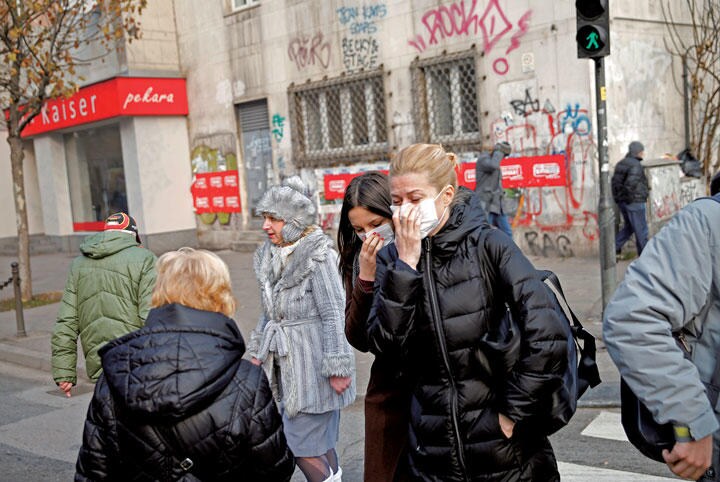 着用していれば無意識のうちに鼻や口に手が触れなくなるという効果はあるが　Dado Ruvic-REUTERS