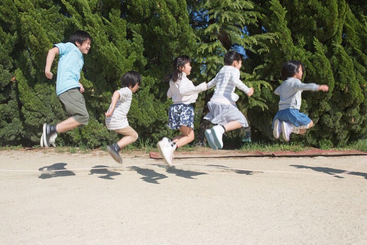 子どもの外遊びの機会はどんどん少なくなっている（画像はイメージ写真です）　Milatas/iStock.