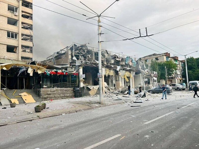 ウクライナ東部ハリコフ州で28日、ロシアの砲撃があり民間人3人が死亡した。前日のクラマトルスクでの被害、27日撮影の提供写真。（2023年　ロイター）