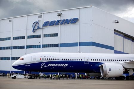 　１０月８日、米航空機大手ボーイングは投機的等級（ジャンク級）への格下げ回避を目指す中、株式などの売却を通じた資金調達を検討している。複数の関係者が明らかにした。サウスカロライナ州ノースチャールストンで２０１７年撮影（２０２４年　ロイター/Randall Hill）