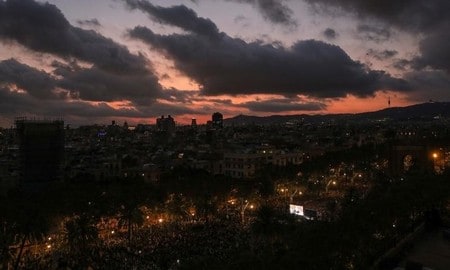 １０月１０日、スペイン・カタルーニャ自治州のプチデモン首相は、州の独立を宣言する一方、中央政府との協議を可能にするため、効力は一時停止すると発表した。バルセロナ市内のようす（２０１７年　ロイター／Susana Vera）