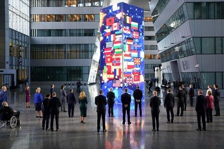 中国の欧州連合（ＥＵ）代表部は１５日、北大西洋条約機構（ＮＡＴＯ）に対し、「中国脅威説」を誇張するのをやめるよう訴えた。写真はブリュッセルでの首脳会議の後、記念撮影をするＮＡＴＯ首脳。今年６月１４日に撮影。（２０２１年　ロイター／Kevin Lamarque）