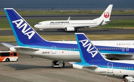 ４月３日、新型コロナウイルスの世界的な感染拡大による需要急減が、航空会社の経営に打撃を与えている。写真は羽田空港で２０１３年８月撮影（２０２０年　ロイター/Toru Hanai）