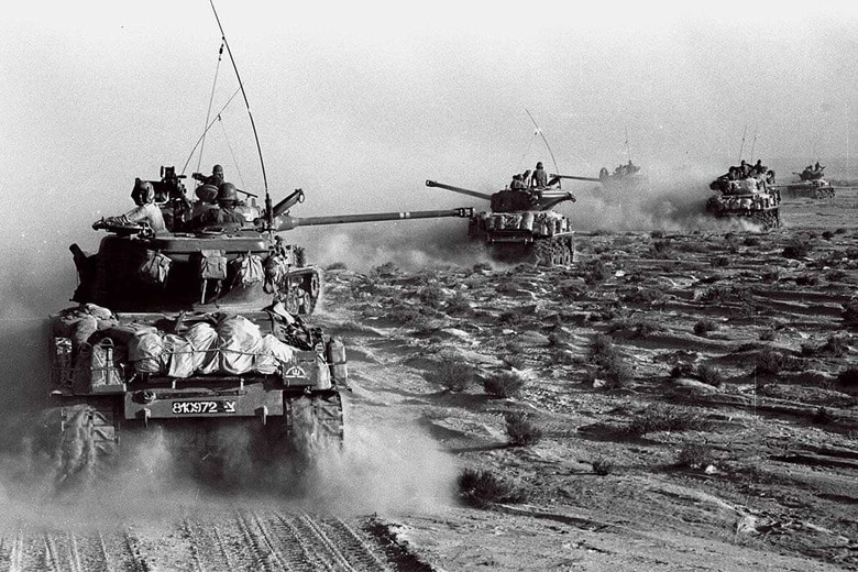 第3次中東戦争でエジプトのシナイ半島へ進むイスラエル軍の戦車（1967年6月）　AP/AFLO