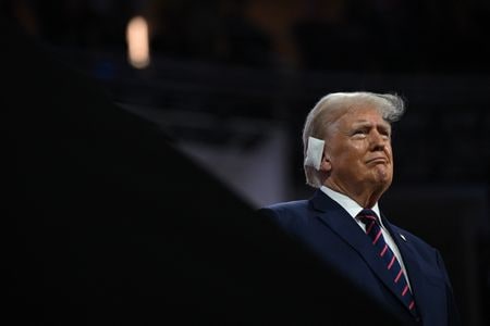 トランプ前米政権で大統領主治医を務めた共和党のロニー・ジャクソン下院議員は２０日、トランプ氏が銃撃で負った耳の傷について、順調に回復しているが、断続的に出血があるとし、聴力検査が必要になるかもしれないとの見方を示した。写真は１７日撮影（２０２４年　ロイター／Callaghan O\'hare）