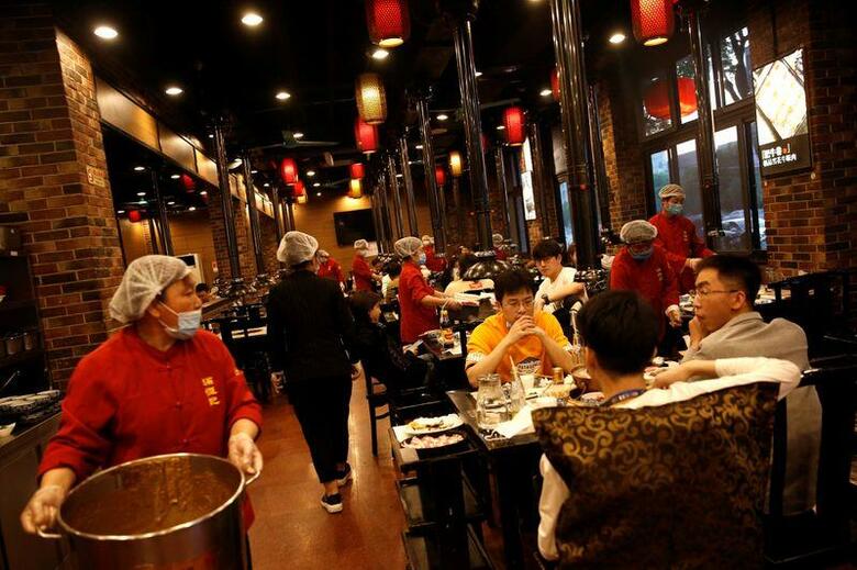 中国では、新型コロナウイルスの感染拡大を受けた外出制限が緩和される中、労働節に伴う5月1─5日の連休の旅行者数が1億1500万人となった。それでも前年の1億9500万人と比べると41％減少した。北京のレストランで5日撮影（2020年　ロイター/Tingshu Wang）