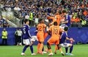 【日本サッカーの進化を 世界に示した サムライ・ブルーの軌跡】  対オランダ戦でヘディング弾が鎌田大地の頭にバウンドする瞬間（6月14日） Charlotte Wilson／Getty Images