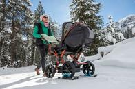 雪道もノープロブレム！  ハイジの村発「ベビーカー用ミニスキー」