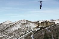 青空に張り付いた男...世界を駆け巡ったフリースタイルスキー「奇跡の1枚」